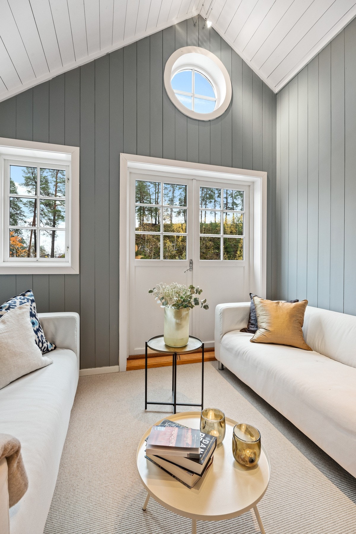 Lys og innbydende loftstue med utgang til egen balkong. Galleribilde