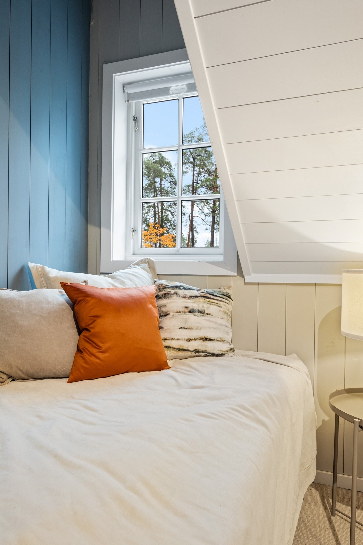 Det er plass til seng, kontorpult og diverse oppbevaringsløsninger. Galleribilde