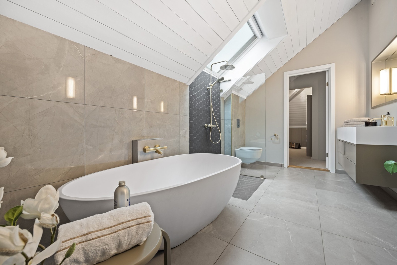 I tillegg er hovedsoverommet tilknyttet et plassbygd bad, hvor moderne løsninger møter tidløs eleganse. Galleribilde