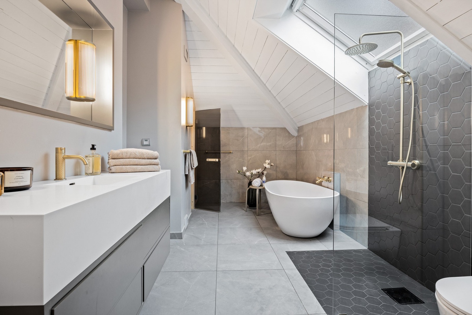 Store fliser gir rommet et sofistikert uttrykk, mens innredningen er nøye utformet for å kombinere funksjonalitet med stilfullt design. Galleribilde