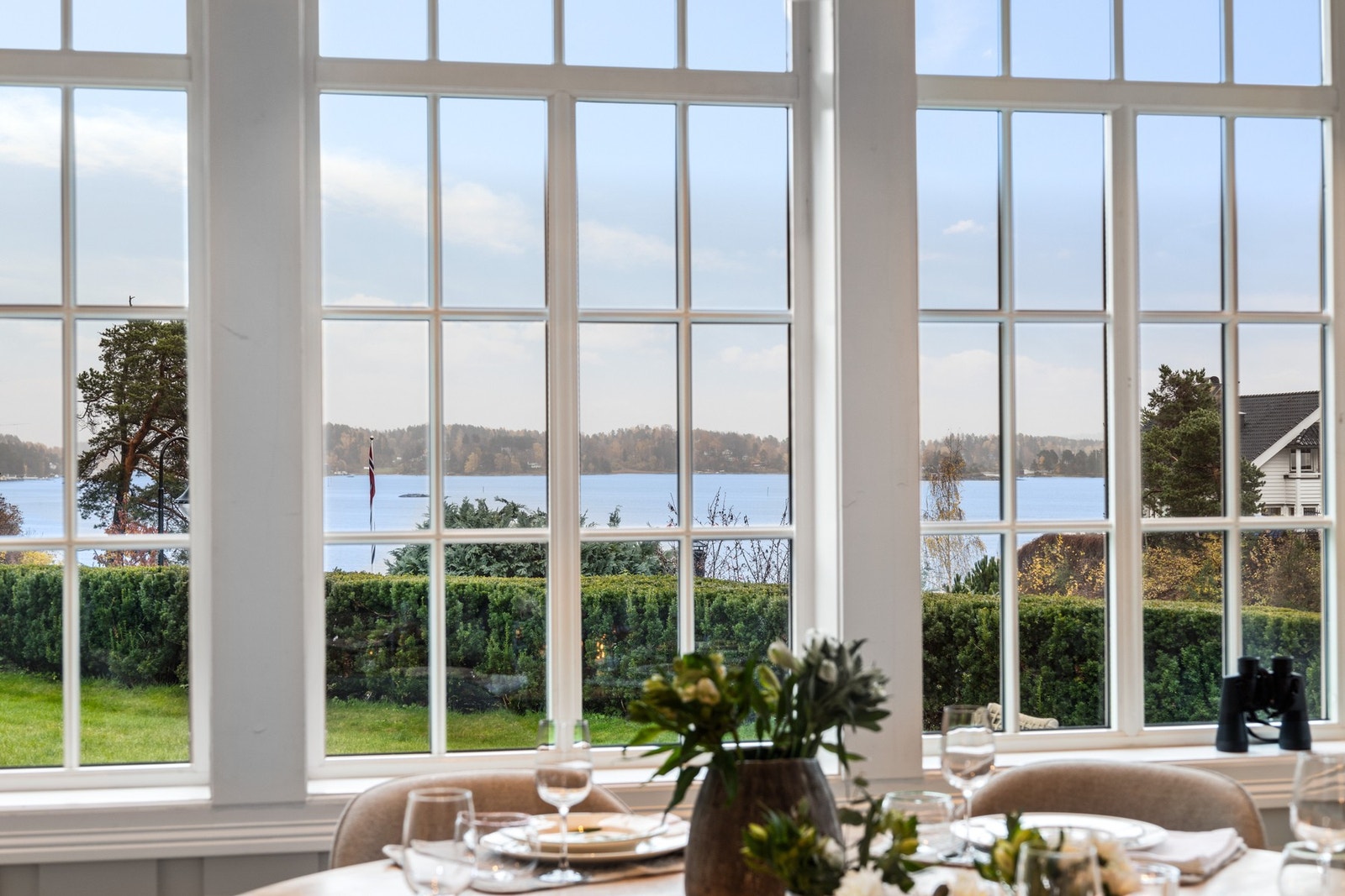 Markante vindusflater som rammer inn utsikten. Galleribilde