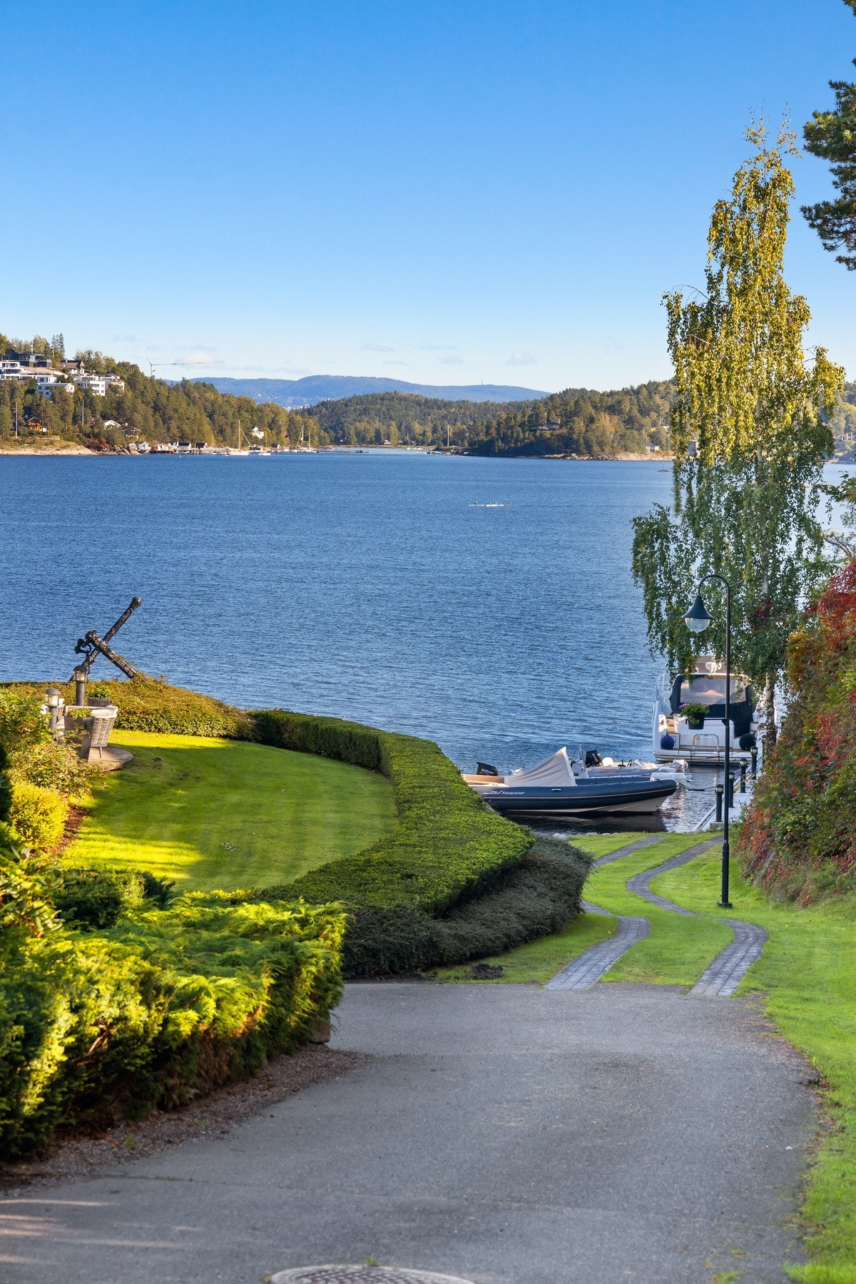 Fra eiendommen leder en gangsti ned til et vakkert, privat område bestående av sandstrand og bryggeanlegg. Galleribilde