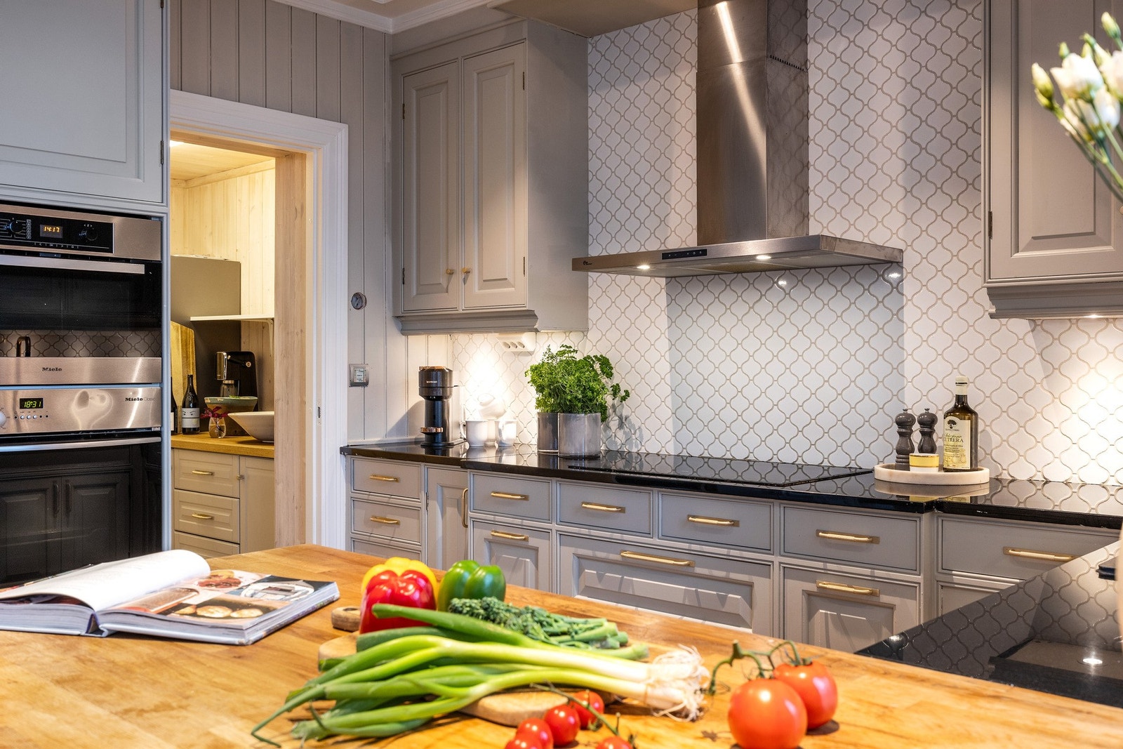 Innredningen gir rikelig med skap- og skuffeplass, og gjennomtenkte løsninger sikrer gode arbeidsforhold. Galleribilde