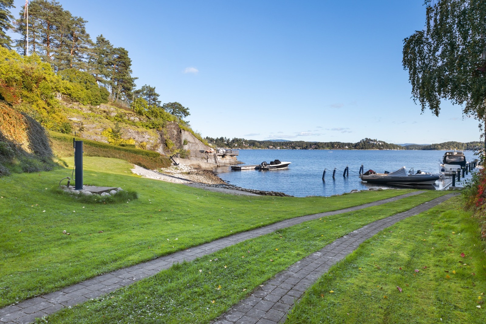 Eiendommen har andel i realsameie tilknyttet privat vei og strand- og bryggeområde. Galleribilde