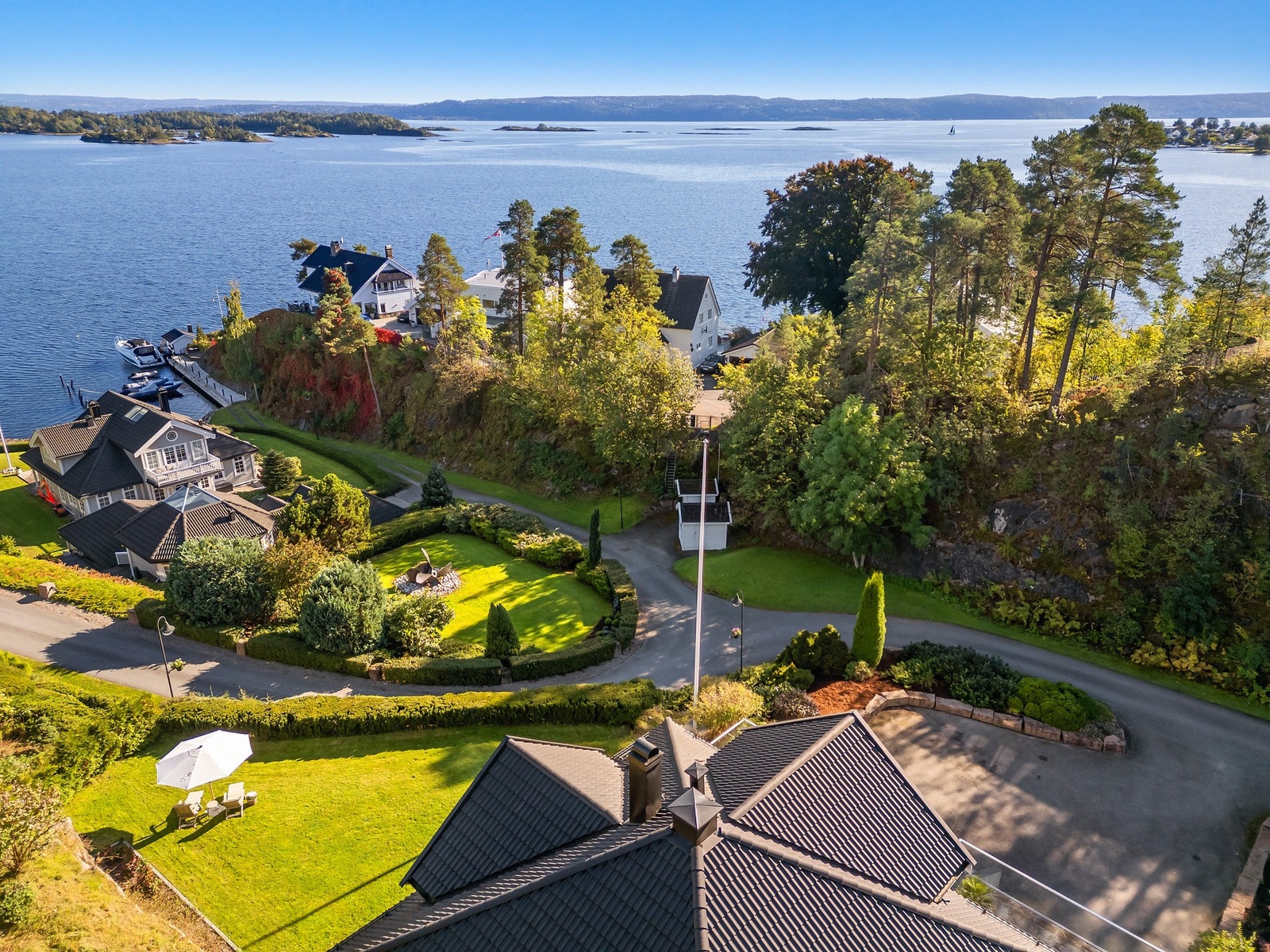 Eiendommen ligger i et rolig og etablert område i umiddelbar nærhet til Holmen Fjordhotell, Hvalstrand og Asker Kajakklubb. Galleribilde