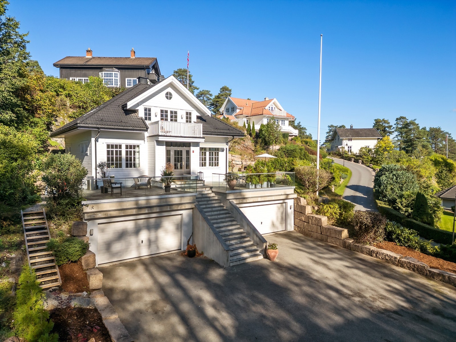 I et av Askers mest ettertraktede & skjermede områder, innerst i en privat blindvei, ligger denne vakre, herskapelige eiendommen med sjøen som nærmeste nabo. Galleribilde