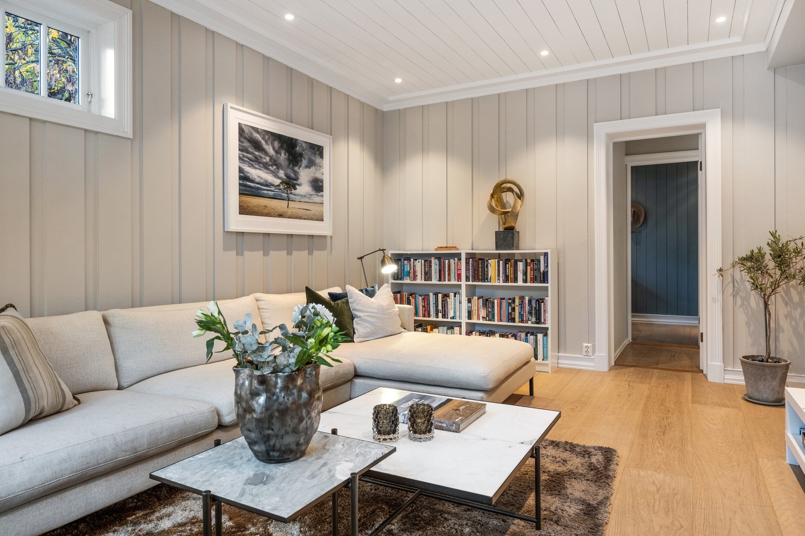 Boligen har gjennomgående solide materialvalg. Det er vannbåren gulvvarme i 1. etasje. Galleribilde