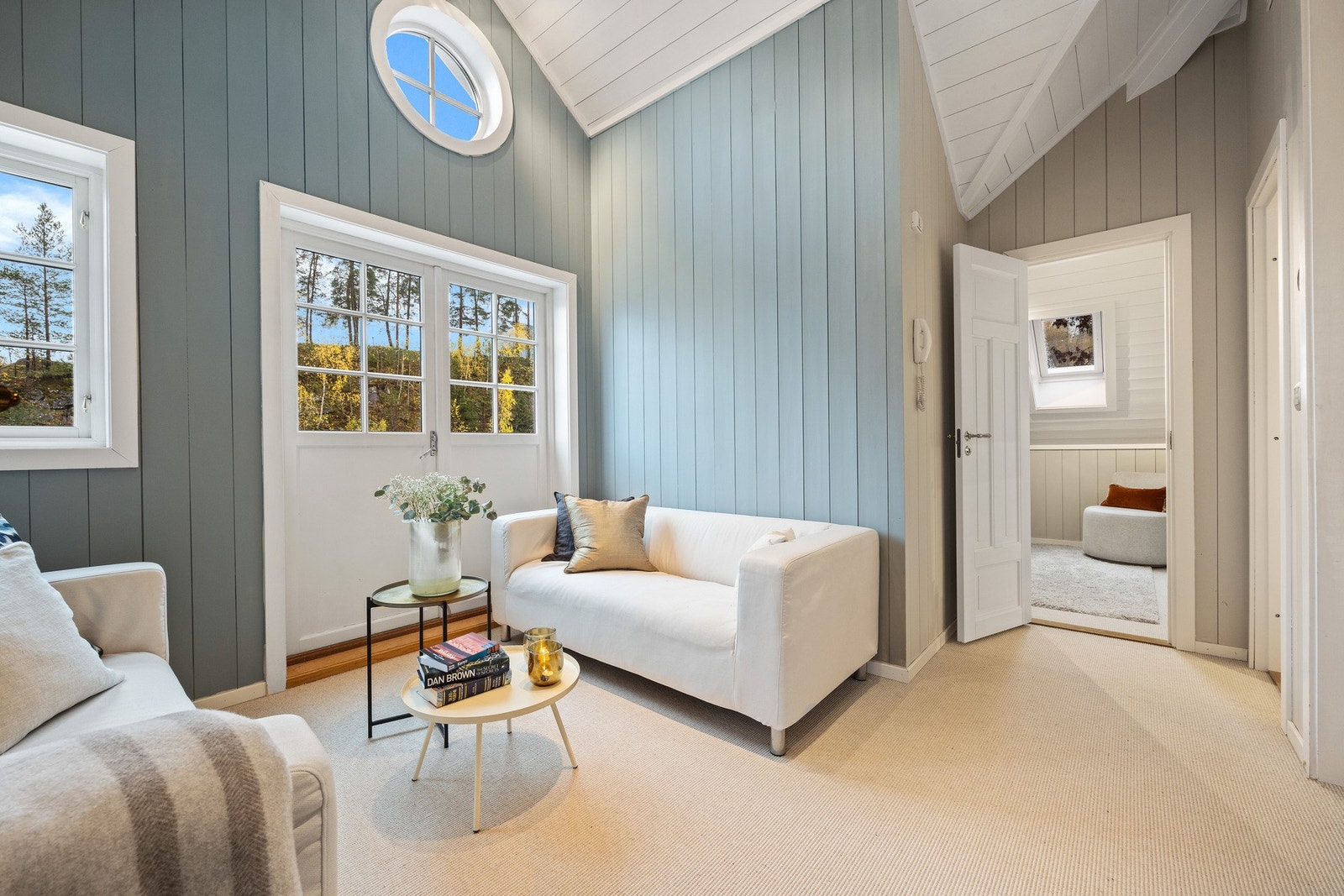 Det runde vinduet skaper et arkitektonisk blikkfang. Galleribilde