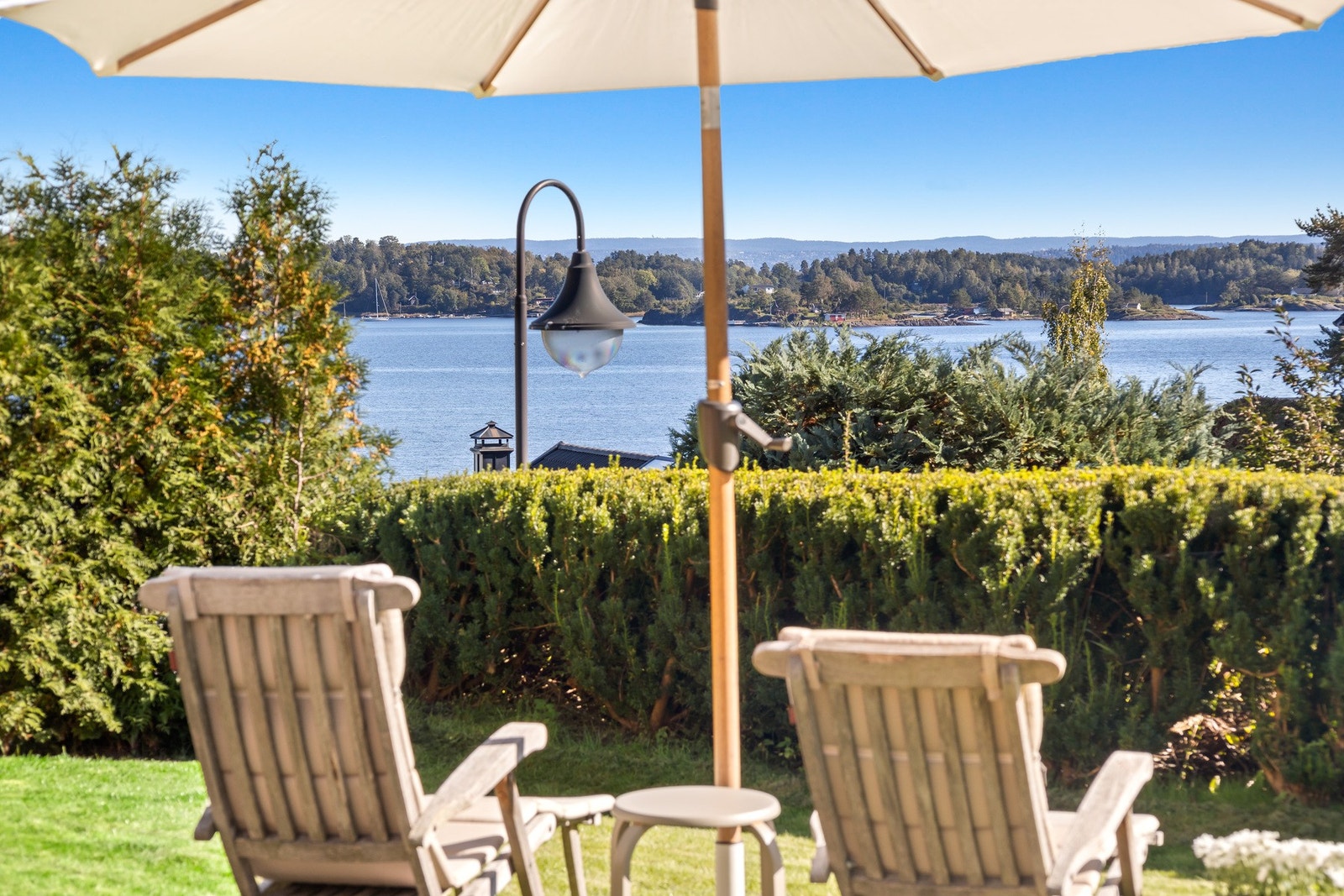 En privat oase med fjorden som bakteppe. Galleribilde