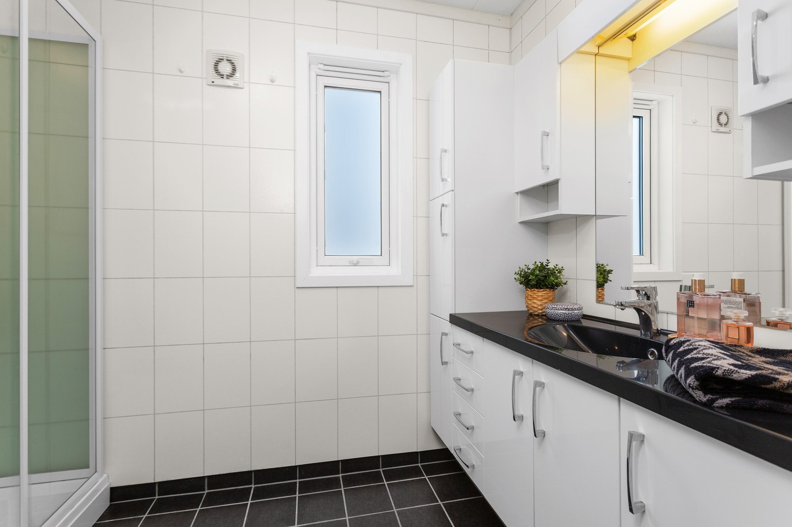 Fint bad med våtromsplater på vegg og flis med varmekabler på gulv. Galleribilde