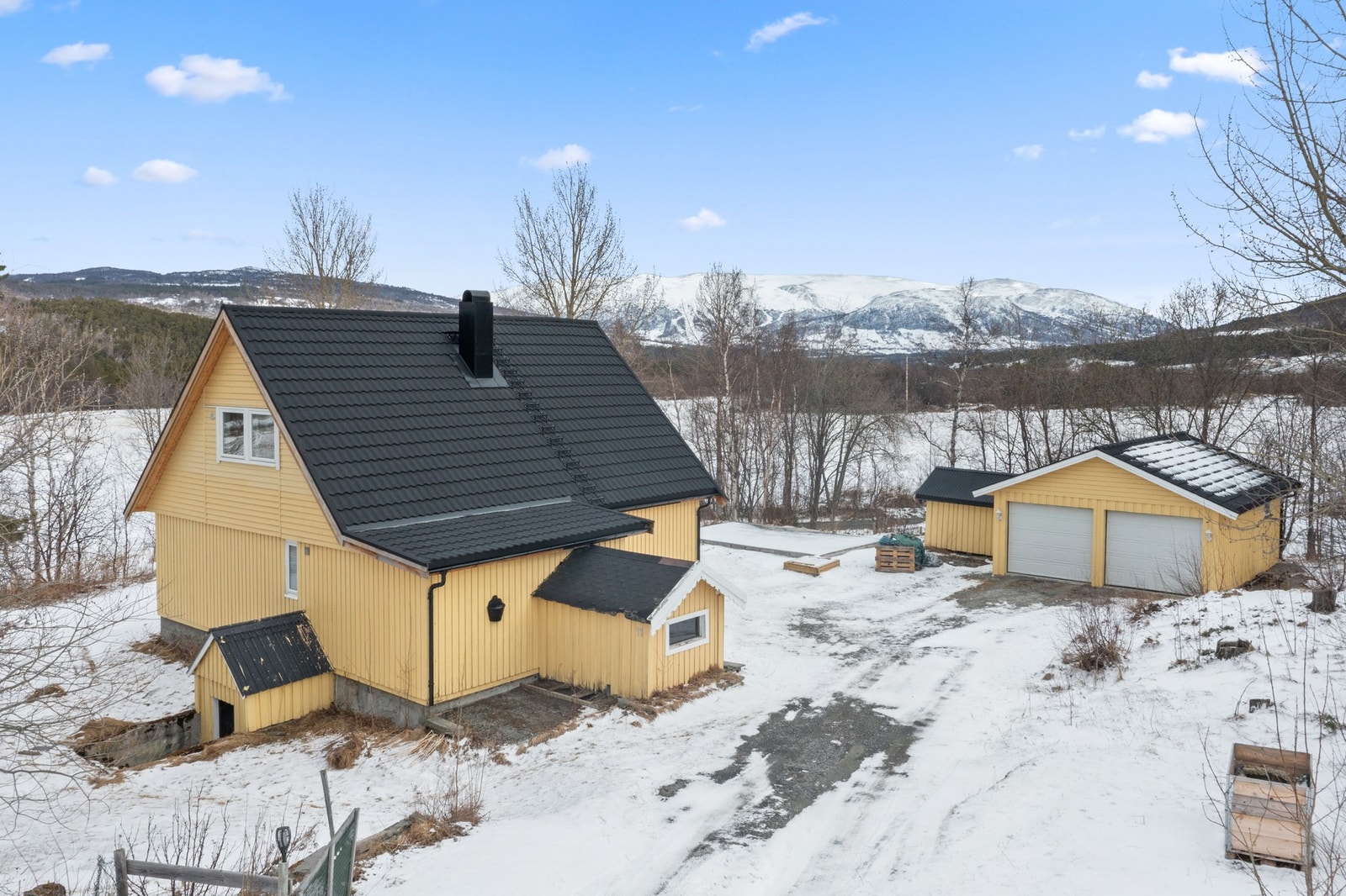 Eiendommen har landlig og barnevennlig beliggenhet i umiddelbar nærthet til Drivdalen oppvekstsenter. Galleribilde