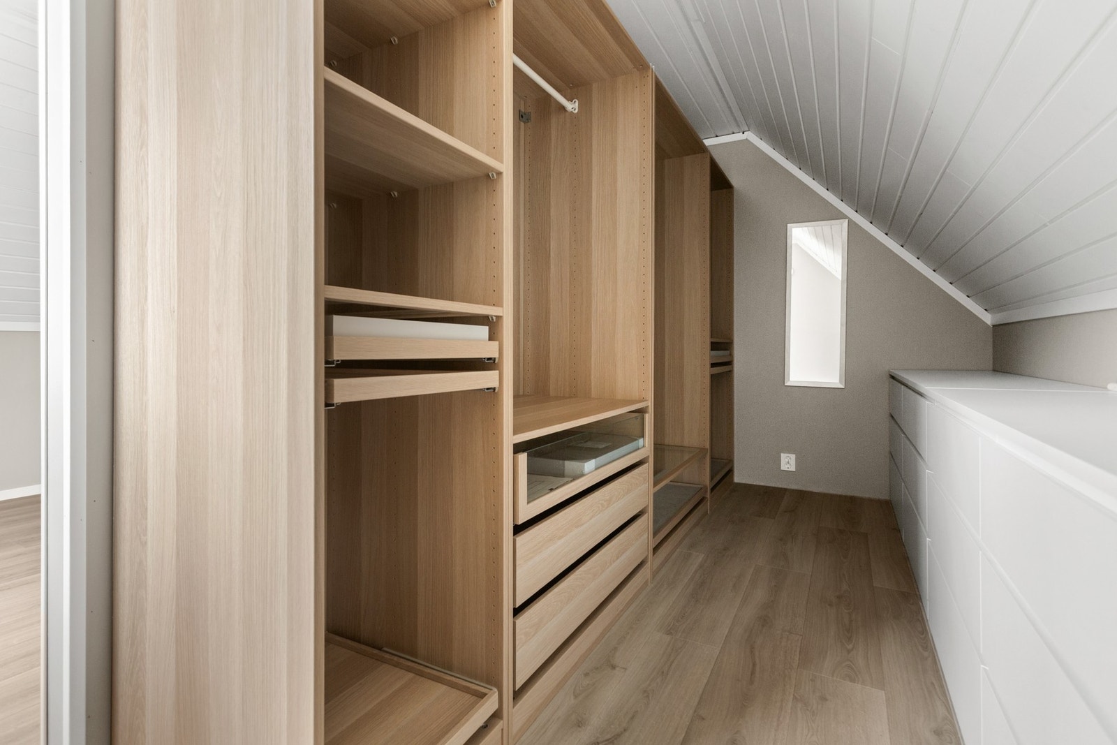 Garderobe. Galleribilde