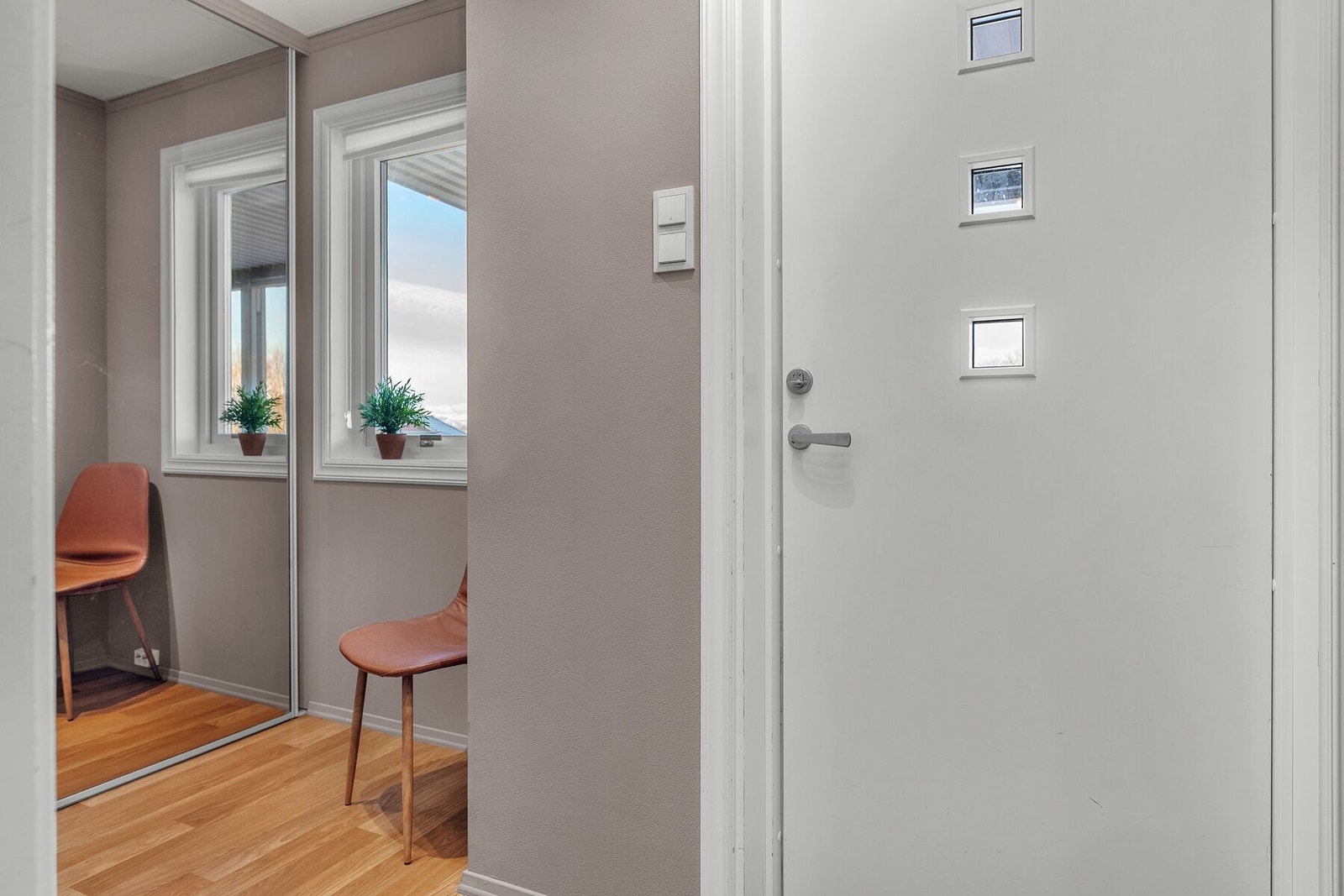 Inngangsparti med skyvedørsgarderobe Galleribilde