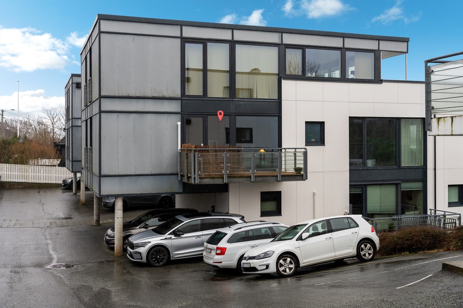 Det medfølger parkeringsplass under tak for leiligheten. Galleribilde