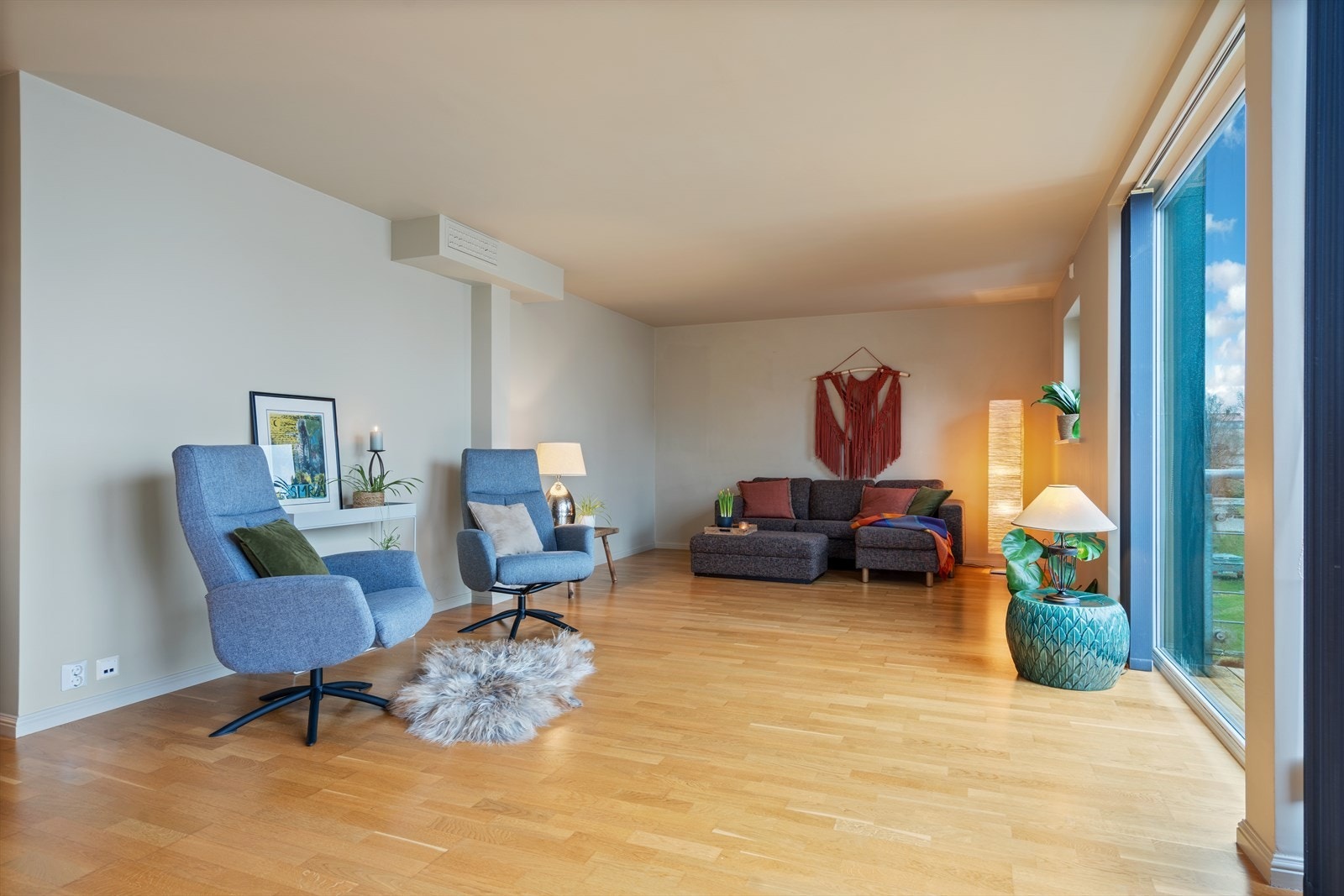 Det er god plass til flere sittegrupper i stuen. Vegger er sparklet og malt i moderne fargevalg. Galleribilde