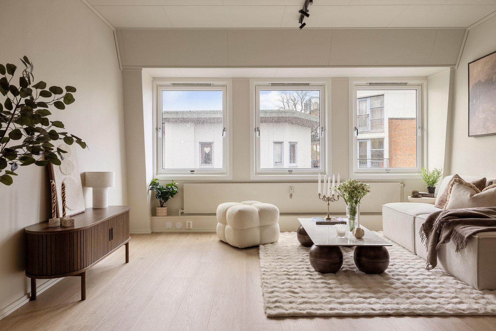 Planløsningen på rommet er helt optimal. Her er det god plass til å møblere med sofagruppe og spisestue. Galleribilde