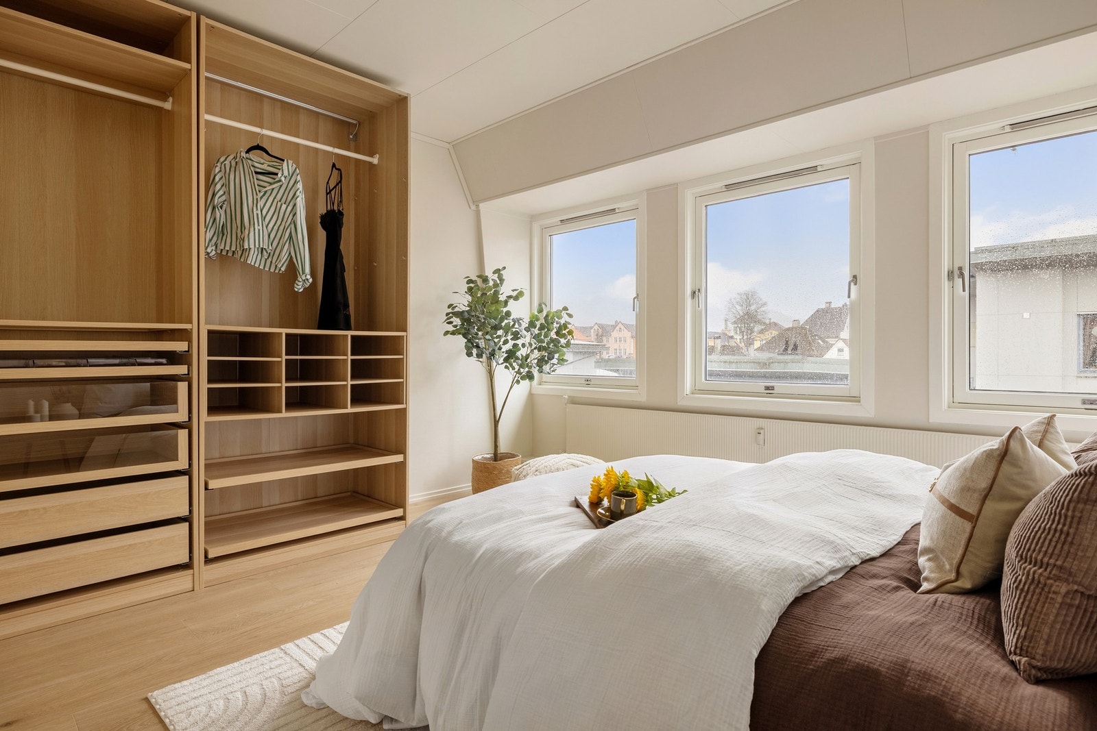 Størrelsen og utformingen på rommet gir god plass til å innrede med dobbeltseng, nattbord, garderobeskap og øvrig ønsket møblement. Galleribilde