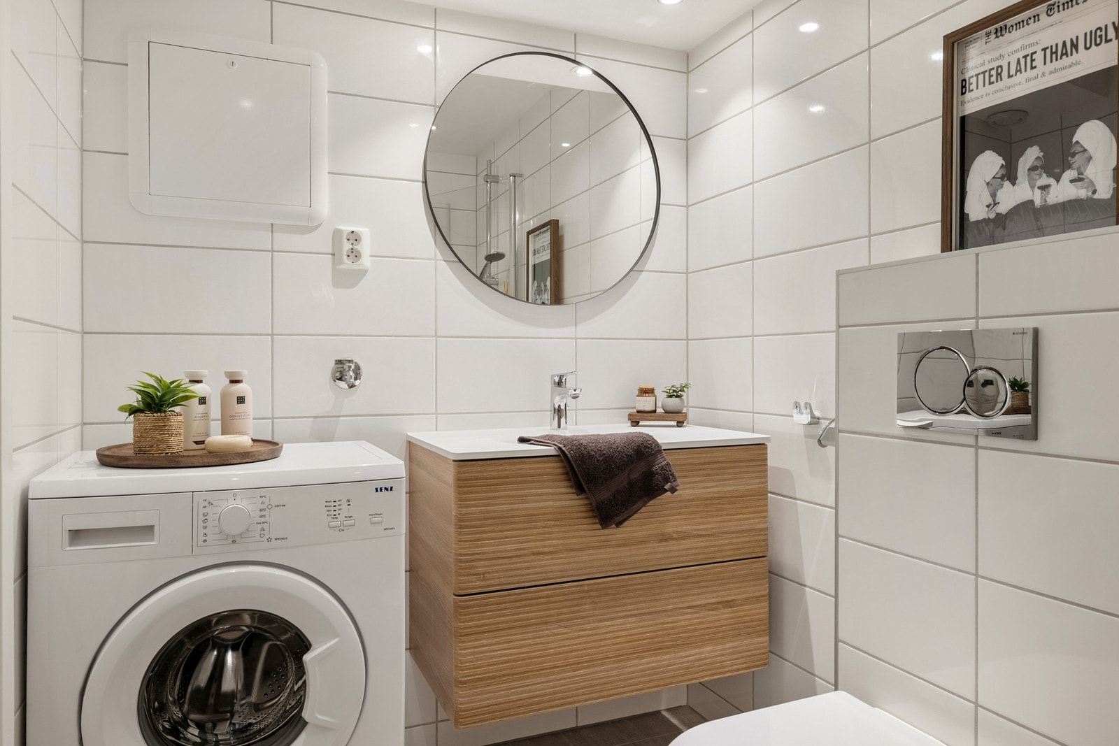 Rommet er innredet med vegghengt toalett, dusjhjørne med glassdører, opplegg for vaskemaskin samt ny servant (2026) med tilhørende innredning, speil og belysnin Galleribilde