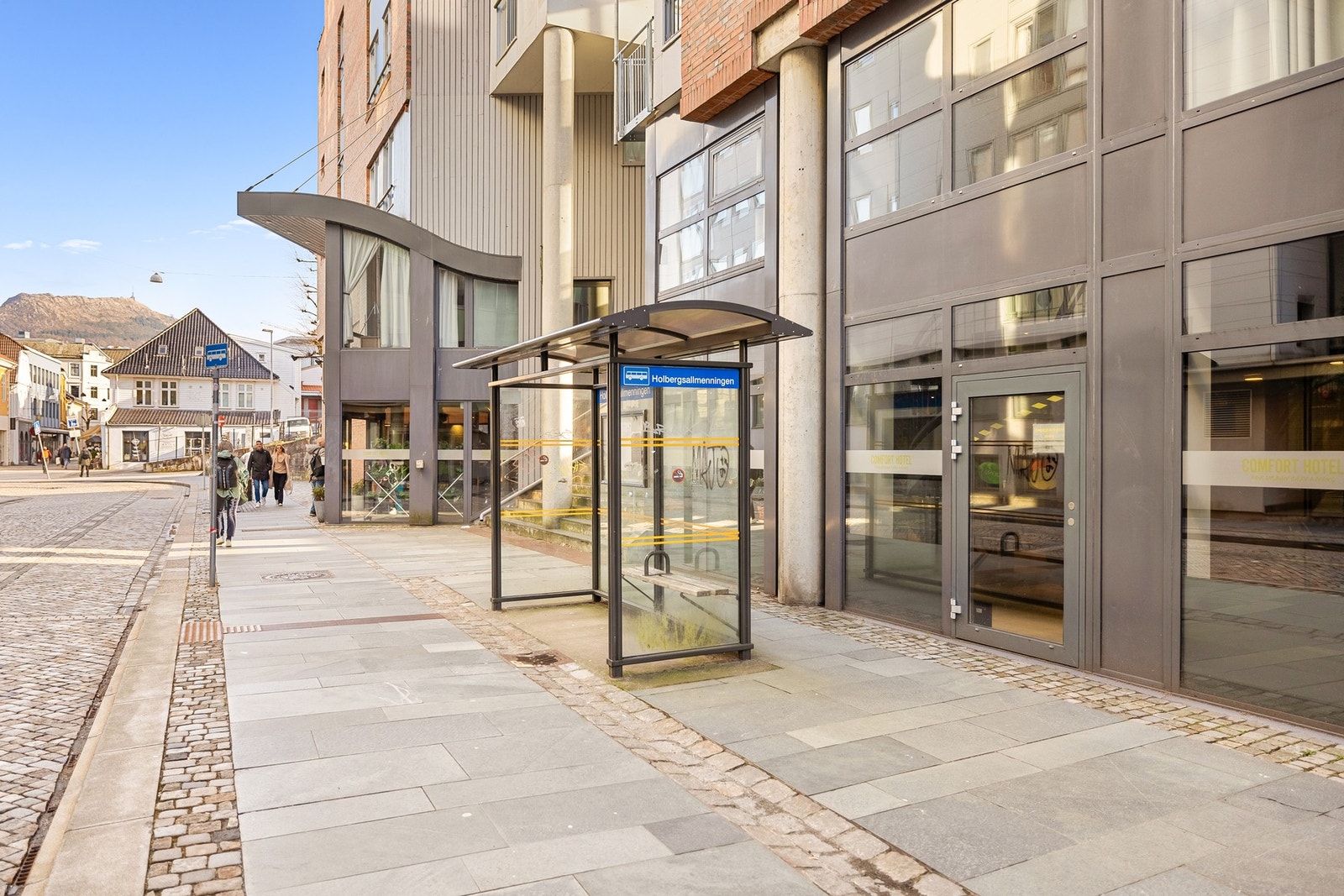 Kollektivtilbudet er svært godt med busstopp i umiddelbar nærhet, kort vei til bybanen og hurtigbåtforbindelser til blant annet Askøy. Galleribilde