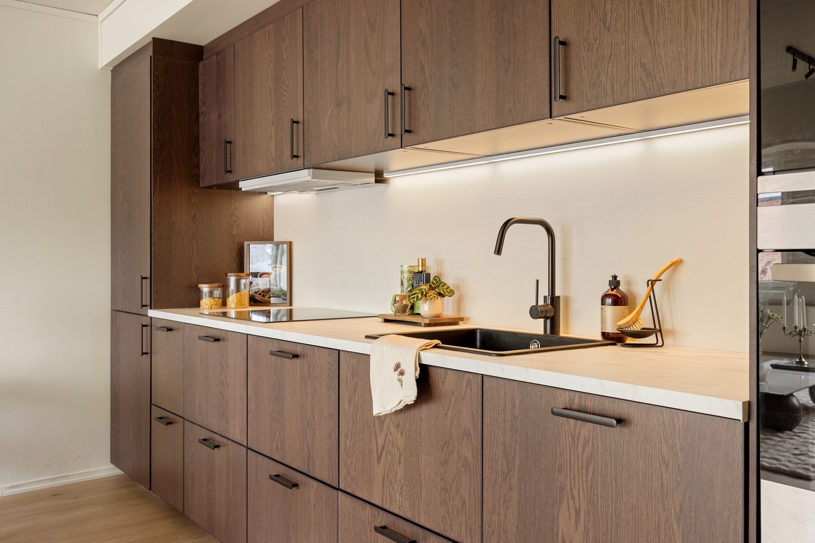 Alle hvitevarer medfølger handelen. Det er installert vannstoppsystem og komfyrvakt, samt integrert kjøkkenventilator med avtrekk. Galleribilde