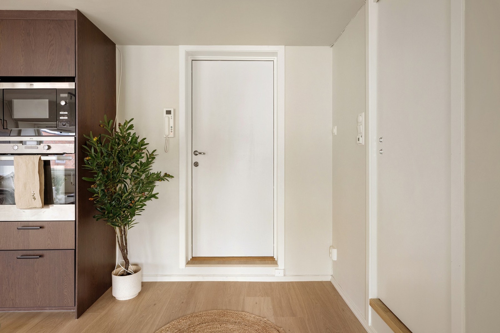 Vi starter i entréen på 5 kvm med laminat på gulv, malte flater og takplater. Her er det plass til å montere skoskap og knaggrekke. Entréen er utstyrt med dørtelefon med portåpner. Galleribilde