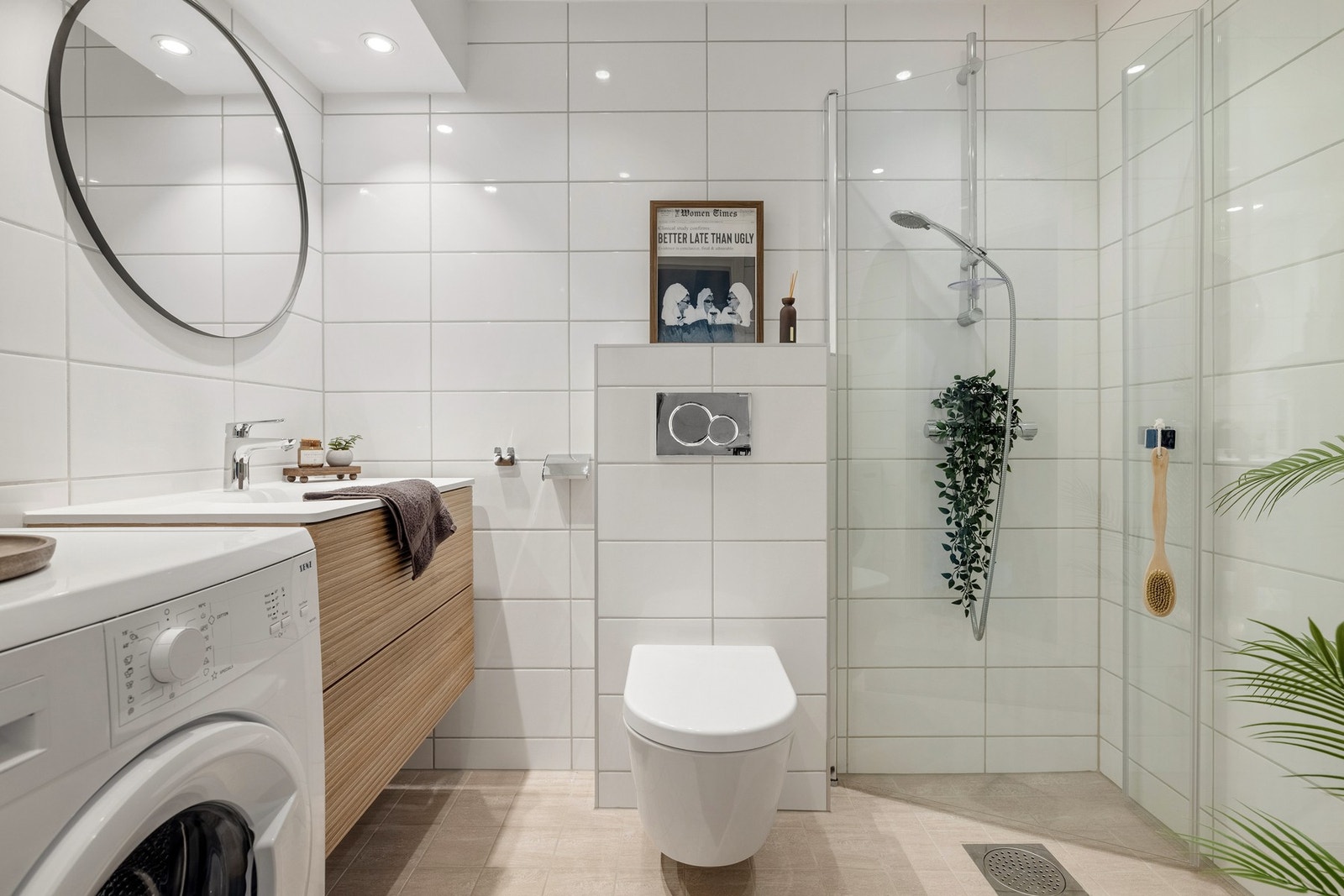 Badet har fliser på gulv og vegger, samt malt tak, og er utstyrt med elektriske varmekabler som gir god komfort. Galleribilde