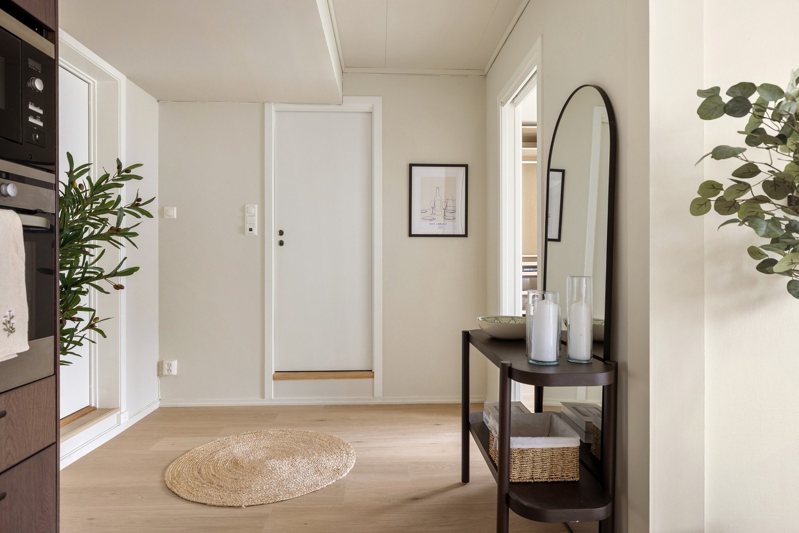 På venstre side av entréen ligger badet på 3,5 kvm. Galleribilde