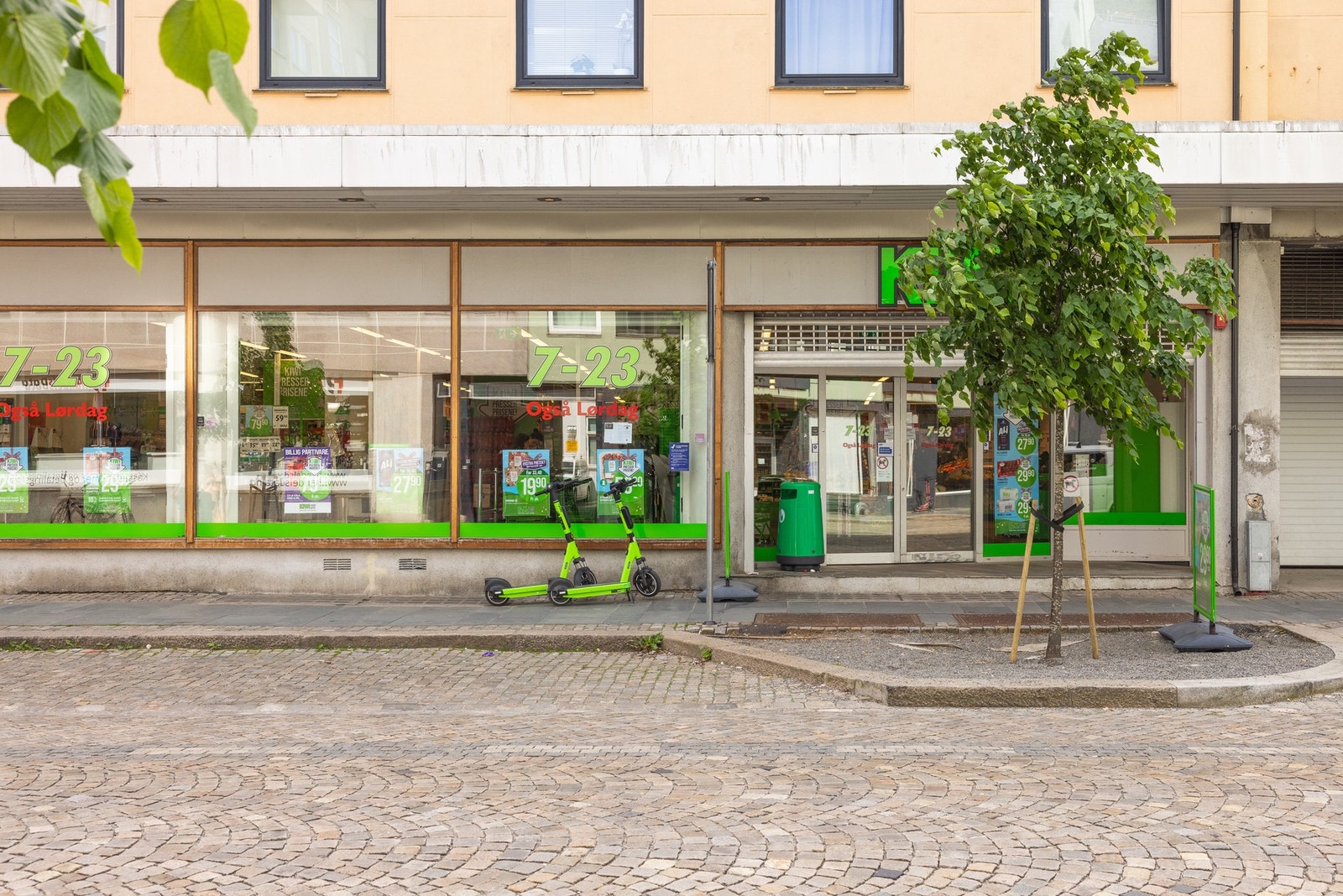 Dagligvarebutikker som Kiwi, Coop Extra og Rema 1000 ligger kun få minutters gange unna. Galleribilde