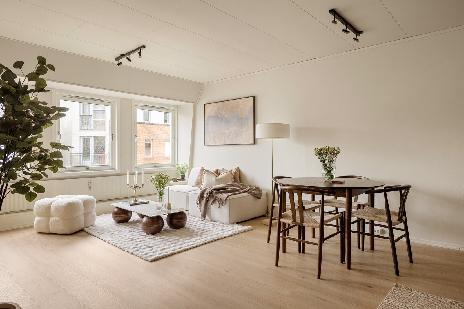 Vi beveger oss videre inn til hjertet av leiligheten, som er den lyse og romslige stuen på 24,5 kvm med åpen kjøkkenløsning. Galleribilde