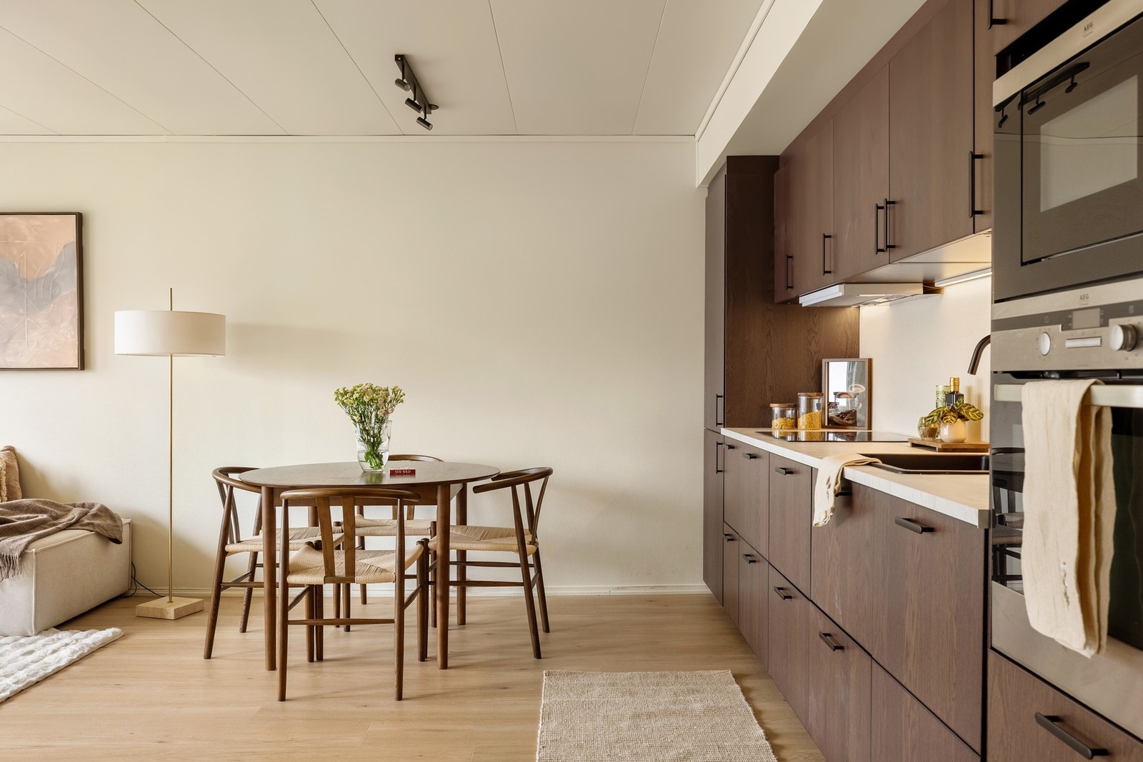 Kjøkkeninnredningen er fra IKEA og har slette fronter og laminert benkeplate. Galleribilde