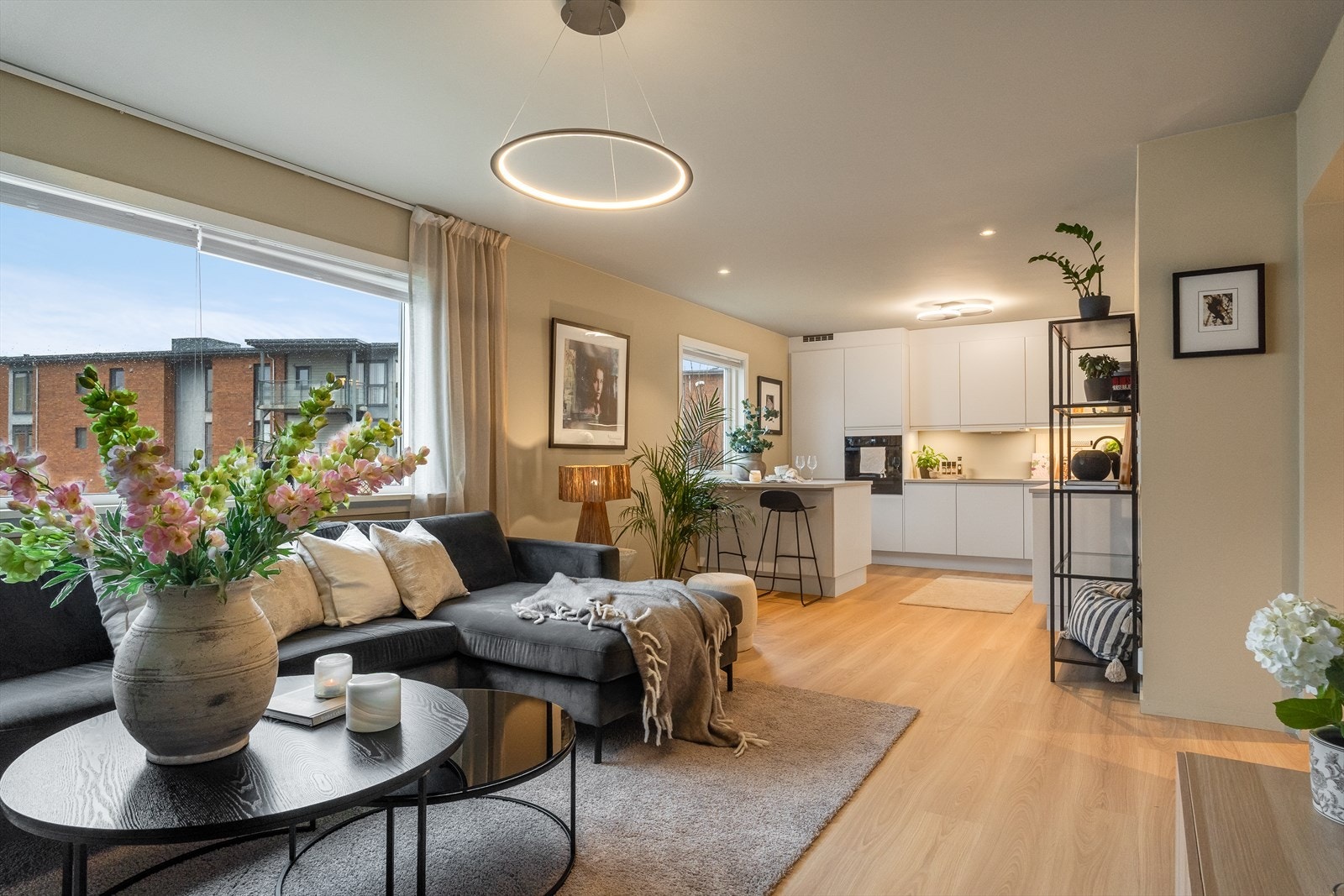 Stuen er romslig med god plass til både sittegruppe og spisebord. Galleribilde