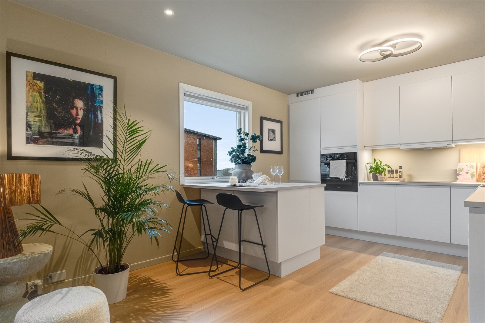 Kjøkkenet er moderne og har en åpen løsning mot stuen. Galleribilde