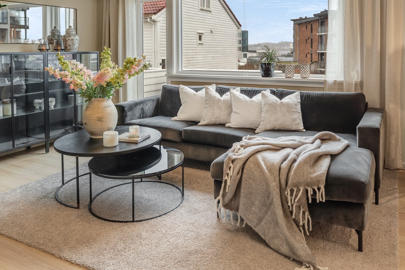 Fra stuen er det utgang til en solrik balkong. Galleribilde