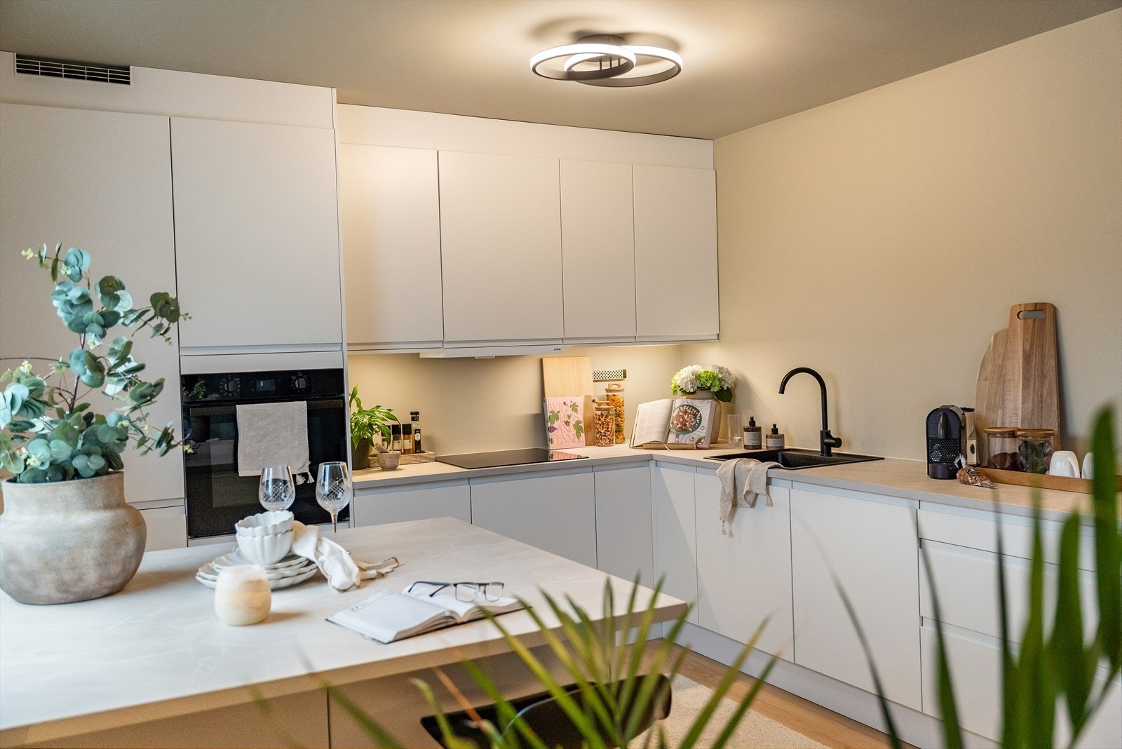 Kjøkkenet er praktisk utformet med gode skap- og benkeplasser. Innredningen har glatte fronter, laminert benkeplate og oppvaskkum. Kjøkkenet er utstyrt med integrerte hvitevarer. Galleribilde