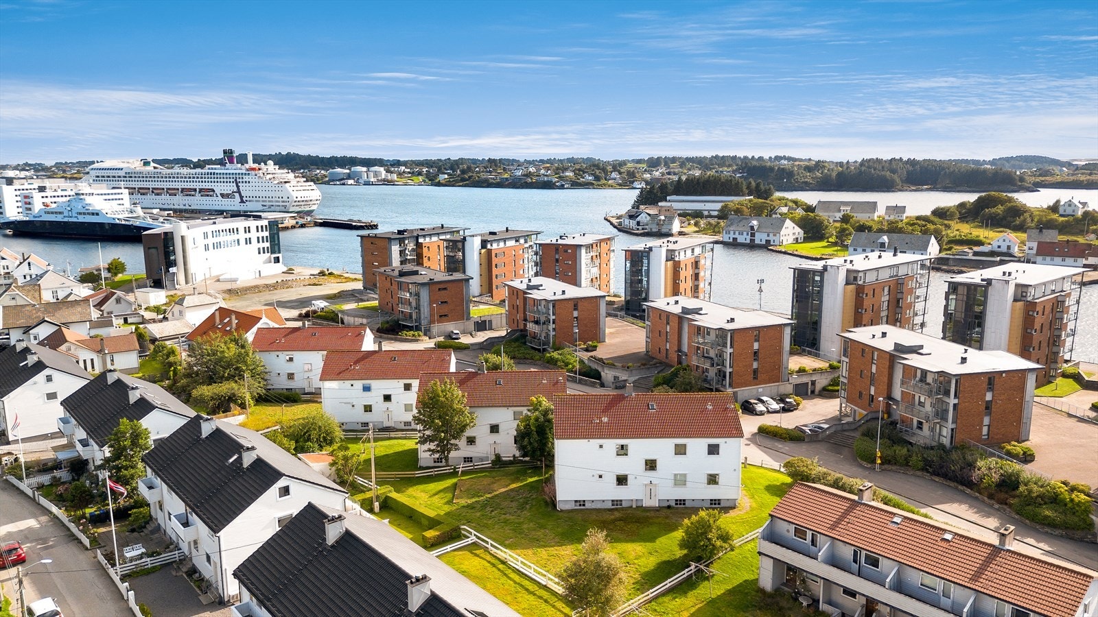 Beliggende på vestsiden av Hasseløy og havet som nærmeste nabo. Her har man gangavstand til sentrum med alle de butikker og kafeer som Haugesund kan by på. Galleribilde