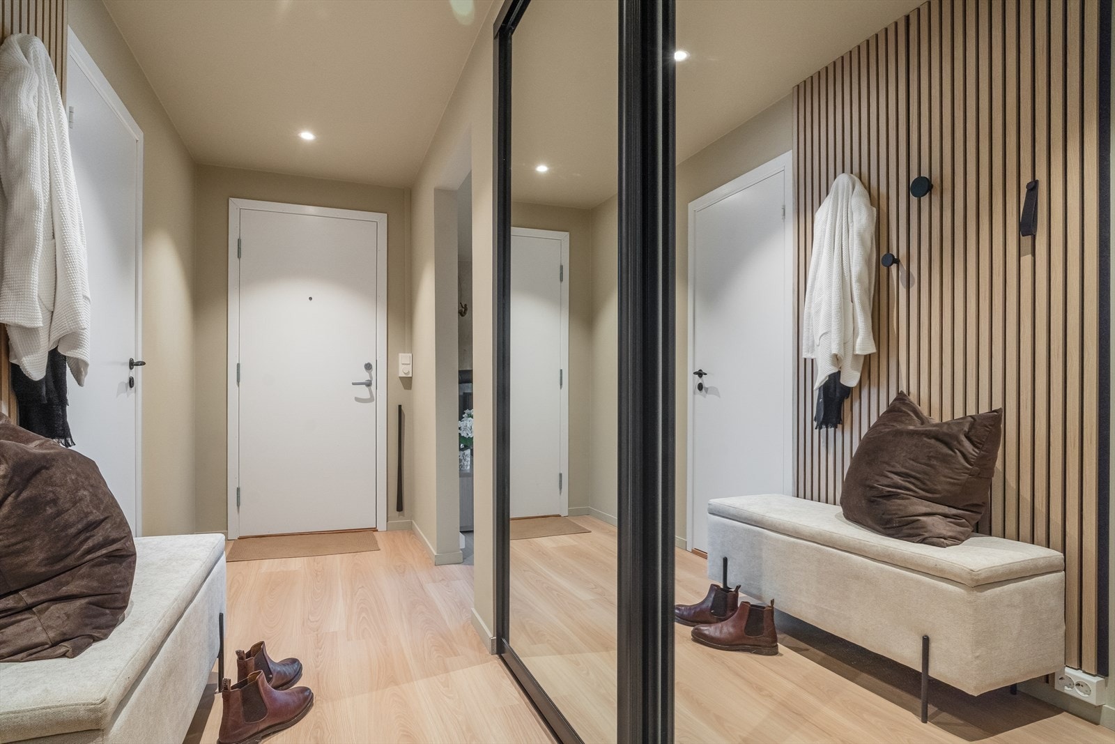 Innbydende entré/gang som har skyvedørsgarderobe med speil. Galleribilde