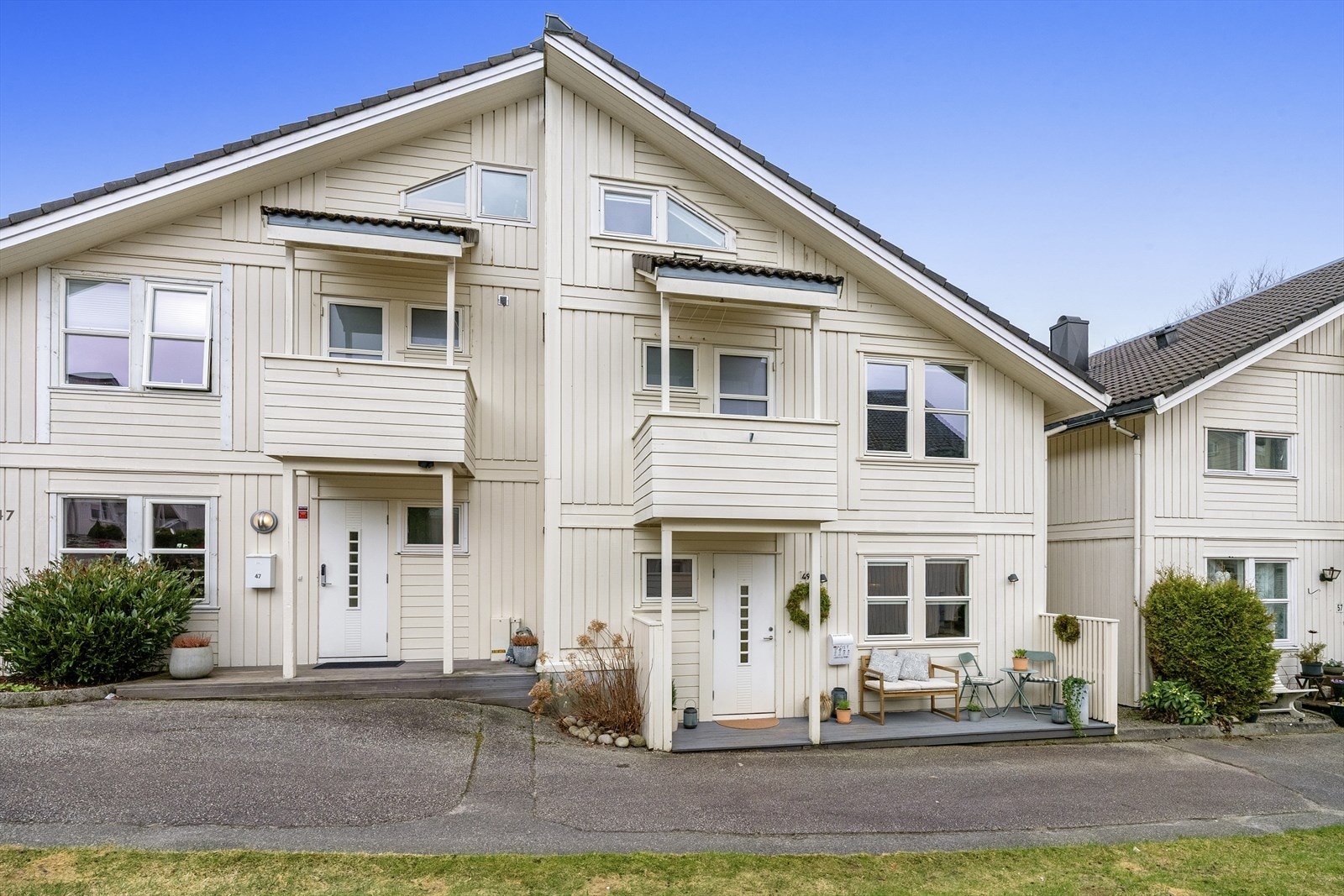 Boligen strekker seg over tre etasjer og tilbyr god plass med tre soverom, to stuer (loftstue ikke godkjent), to bad og et flott uteområde, perfekt for både familieliv og sosiale sammenkomster! Galleribilde