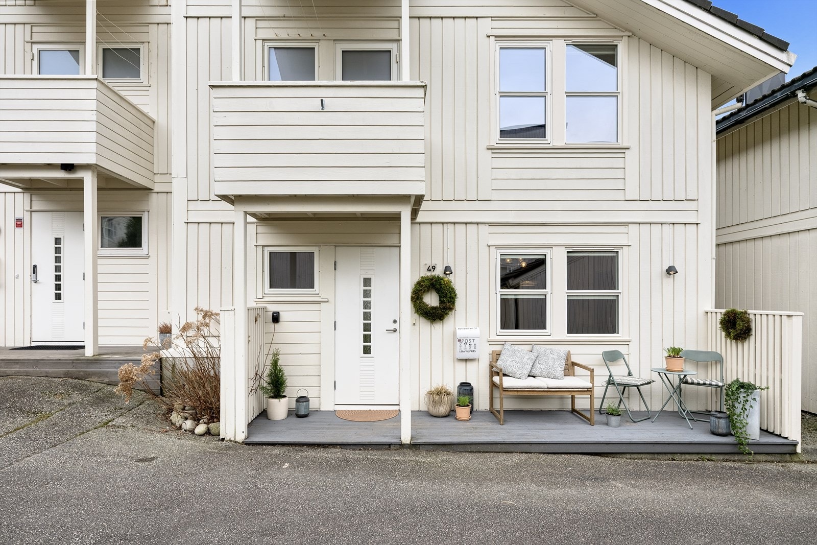 Boligen fremstår som romslig, praktisk og svært familievennlig, med gode oppholdsrom, flere sosiale soner og et flott uteområde med gode solforhold. Galleribilde
