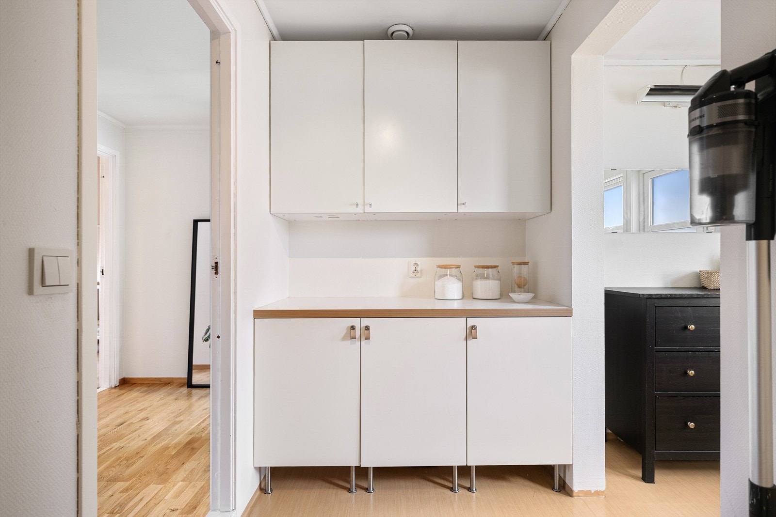 Her er det god plass til både oppbevaring, samt vask og bretting av klær. Galleribilde