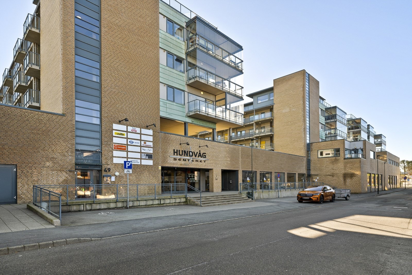 Hundvågkrossen ligger i kort gåavstand fra boligen hvor man finner Hundvåg kjøpesenter som byr på apotek, frisør, spisesteder og ulike butikker. Galleribilde