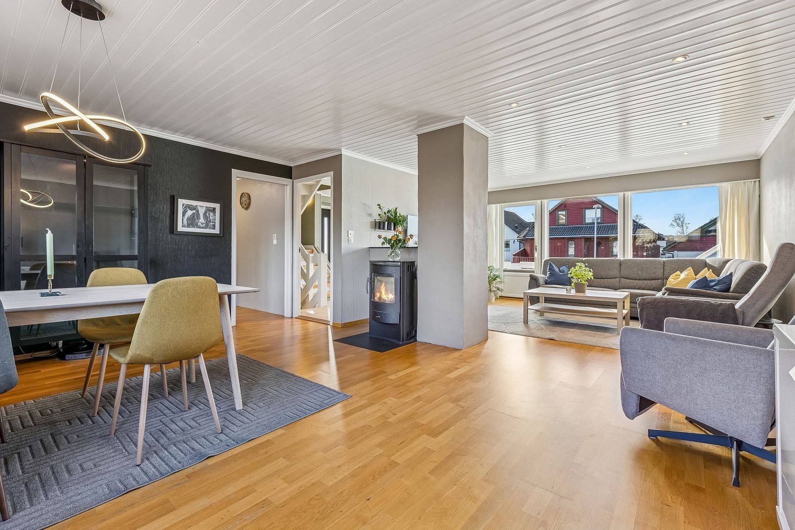 Romslig stue med peis Galleribilde