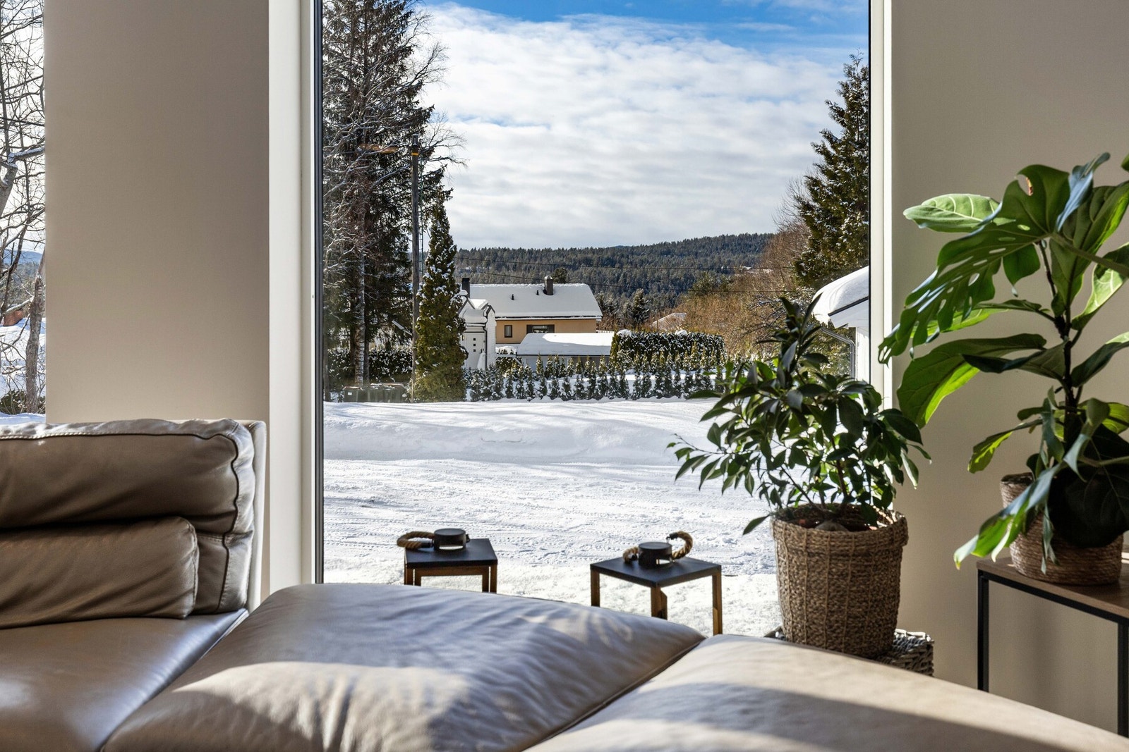 Fantastisk utsikt fra stuen - store vindusflater slipper naturen helt inn. Galleribilde