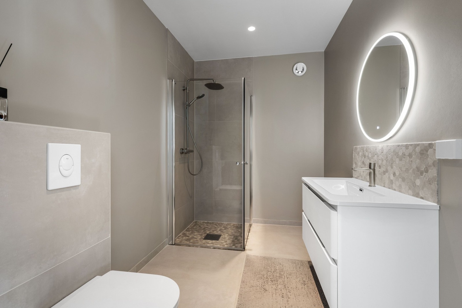 Delikat og moderne bad med dusjnisje, stilren innredning og stemningsfull belysning. Badet er nytt i 2022/2023 og fremstår i meget god stand. Galleribilde
