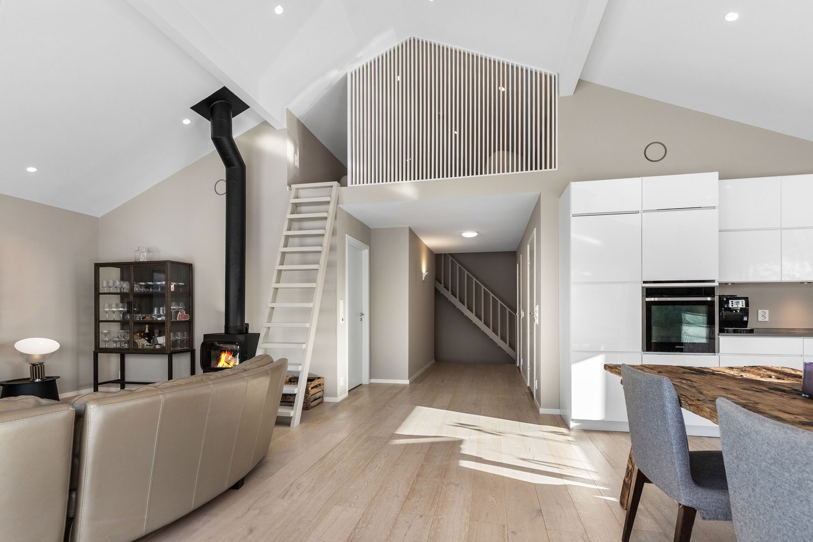 Lyst og moderne allrom med åpen løsning, god takhøyde og hems. Galleribilde