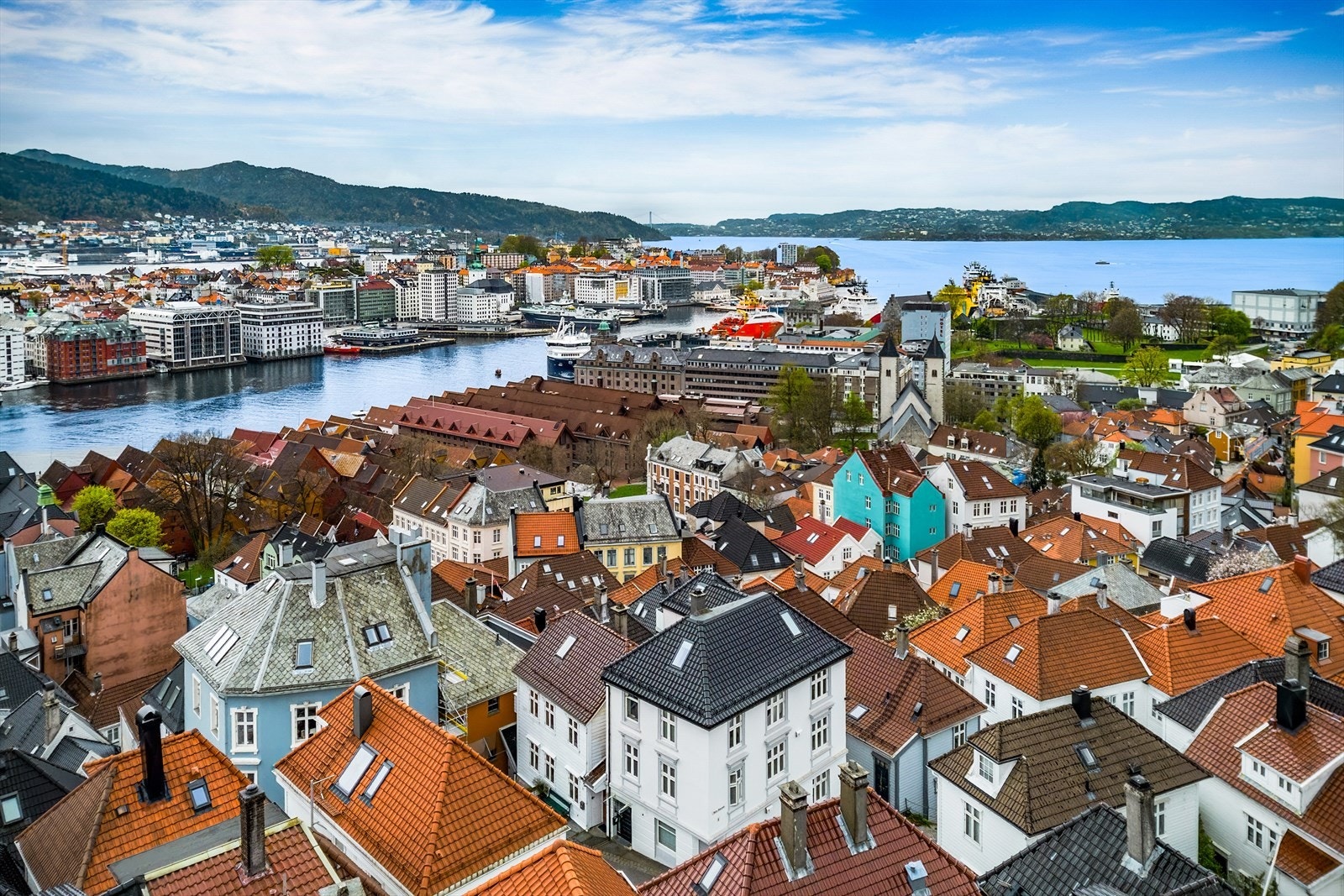 Eiendommen ligger fint til på attraktive Skansen, med kort vei til Byfjellene og Bergen sentrum. Området byr på en unik kombinasjon av rolig atmosfære og nærhet til byens puls. Nærbebyggelsen er vakker, omgitt av sjarmerende omgivelser som må oppleves. Galleribilde