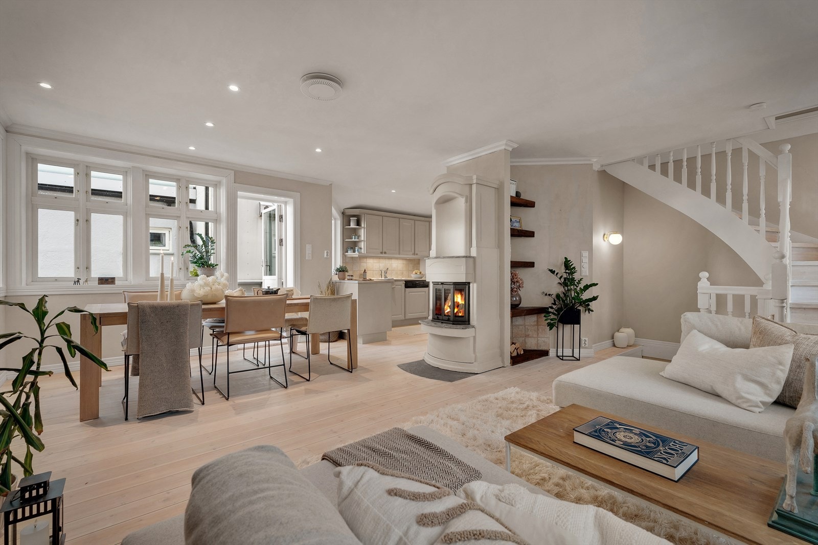 Den åpne stue- og kjøkkenløsningen gir en sosial og innbydende sone for både hverdagsliv og gjester. Galleribilde