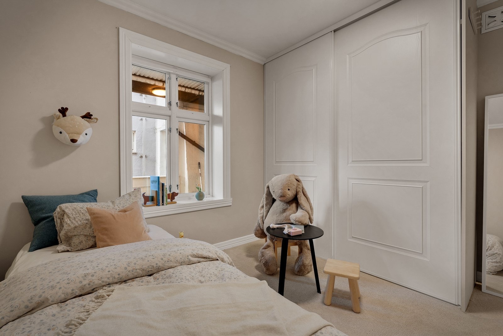 Innredningen er smart løst med enkeltseng, praktisk skyvedørsgarderobe og en kommode som gir ekstra oppbevaringsplass. Galleribilde