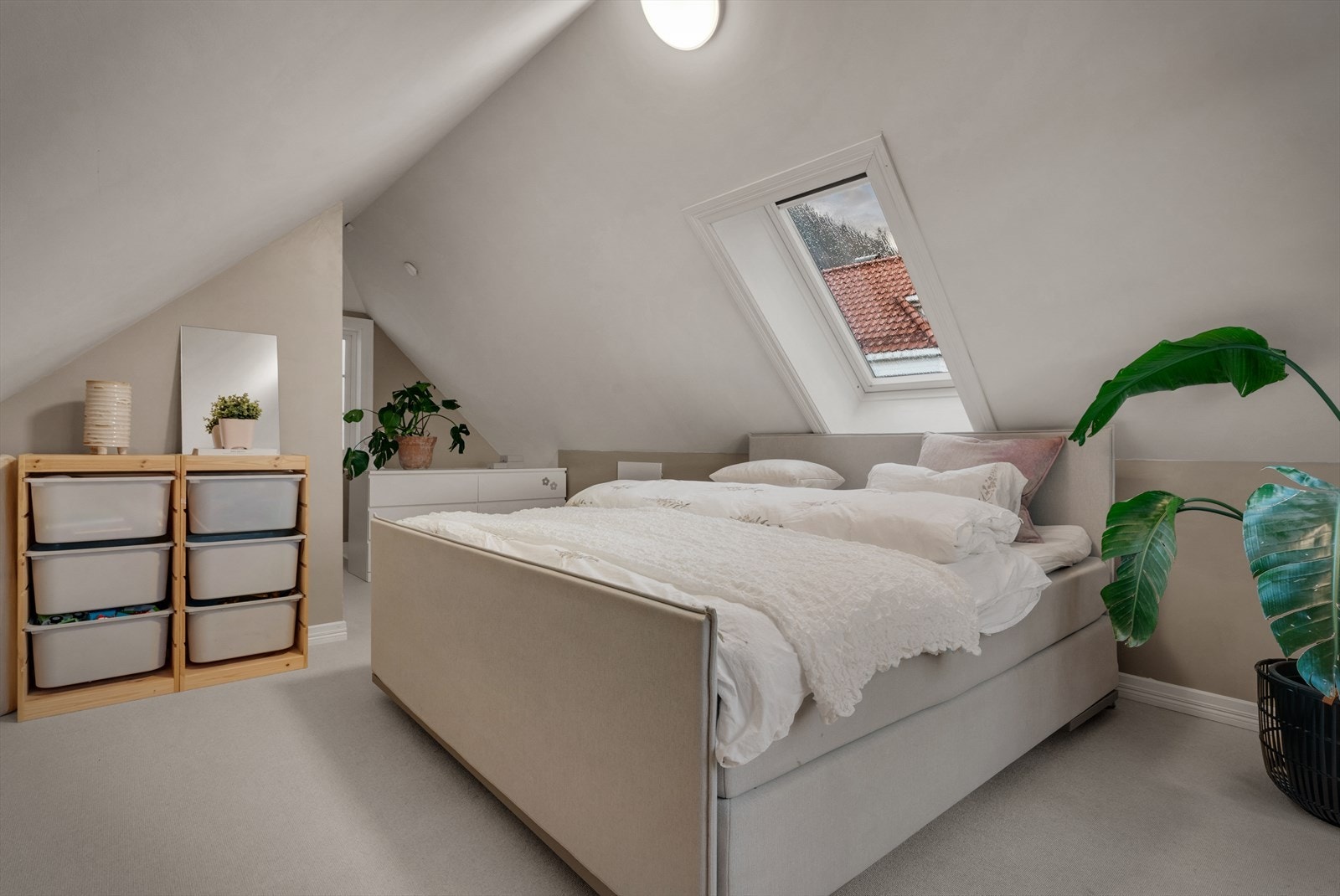 Innredningen består av en dobbeltseng kombinert med funksjonelle oppbevaringsløsninger som gir et ryddig og behagelig rom. Galleribilde