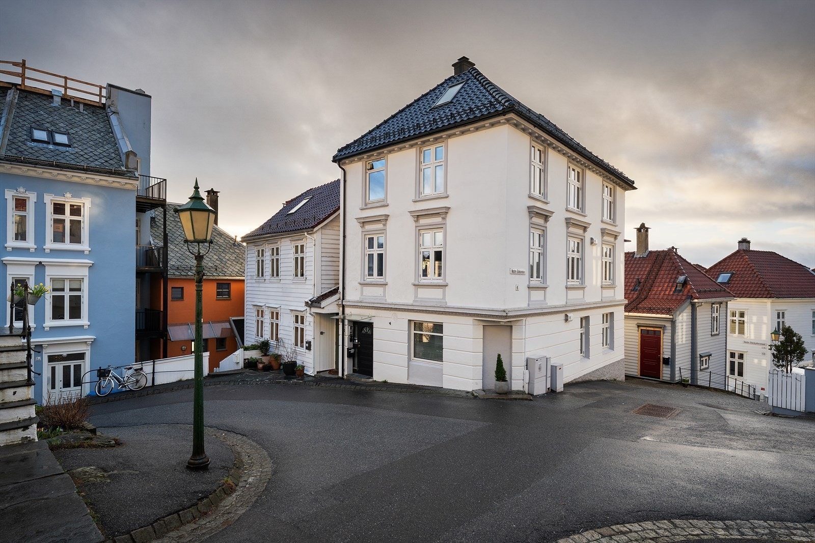 Kun få minutters spasertur unna finner du Bergen sentrum med et stort utvalg restauranter, kafeer, shoppingmuligheter og kollektivtilbud. Dagligvarehandelen kan enkelt gjøres på Meny Støletorget, som også har post i butikk. Galleribilde