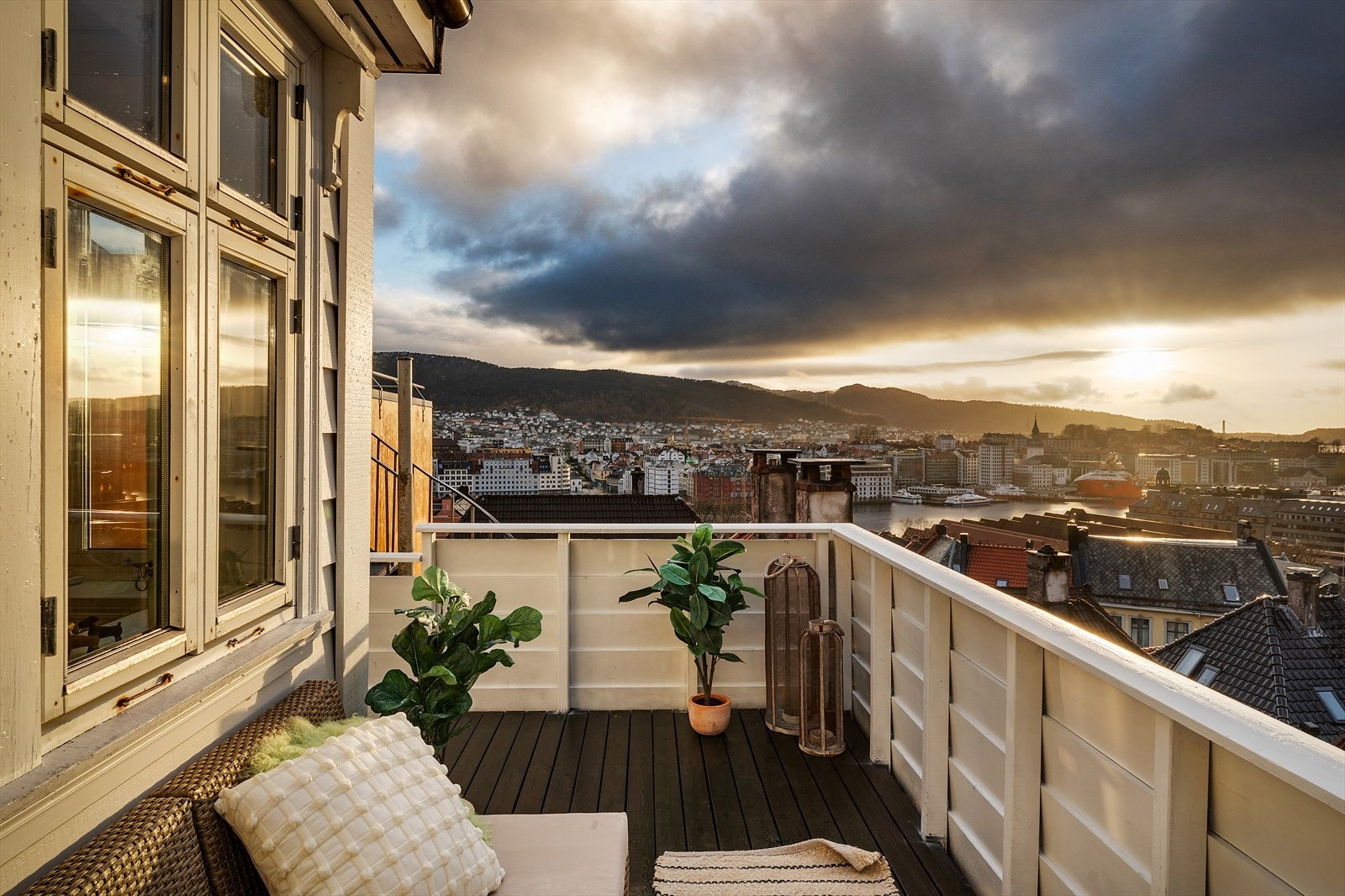 Her kan du nyte morgenkaffen mens byen våkner til liv, eller lene deg tilbake senere på dagen og ta inn både lys og utsikt i rolige omgivelser. Galleribilde